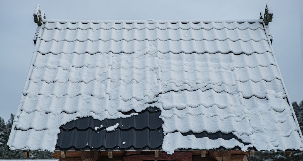 Close-up,Of,Snow,On,A,Tiled,Roof.
