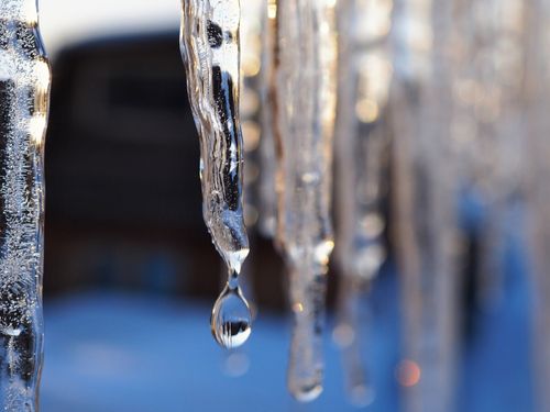 Icicles,And,A,Drop,Of,Melt,Water,Close-up.,Snow,Melting.