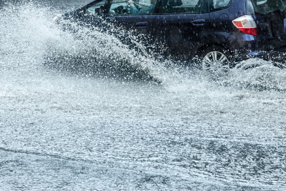 Car,Moving,With,High,Speed,Through,Water,Puddle,On,Flooded