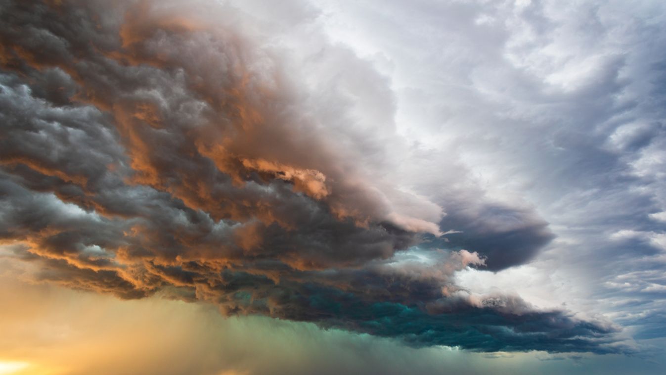 Stormy,Sky,With,Dramatic,Clouds,From,An,Approaching,Thunderstorm,At