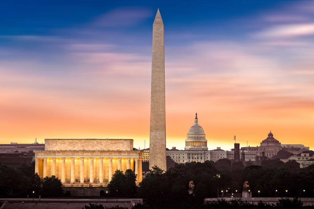 New,Dawn,Over,Washington,-,With,3,Iconic,Monuments,Illuminated