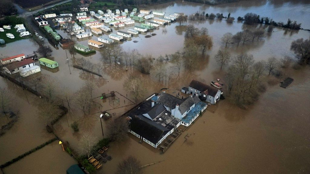Heavy rain triggers major river swelling, causing widespread flooding in UK