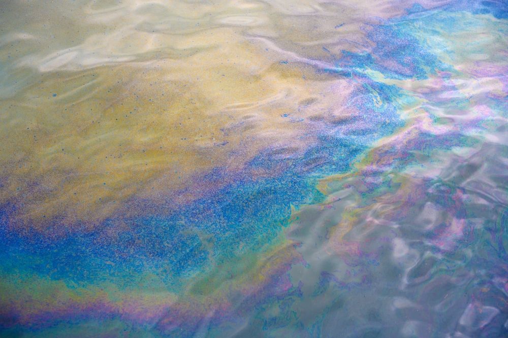Oil,Spill,On,Sea,Surface.,Pollution,In,The,Water.