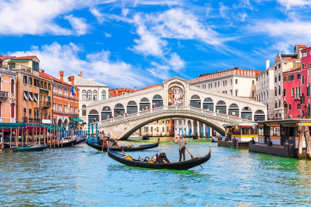 Famous,Buildings,,Gondolas,And,Monuments,By,The,Rialto,Bridge,Of