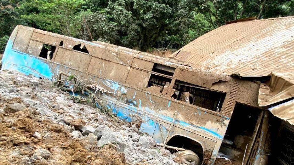 Két 60 személyes buszt és egy kisebb járművet temetett el egy földcsuszamlás a Fülöp-szigeteken