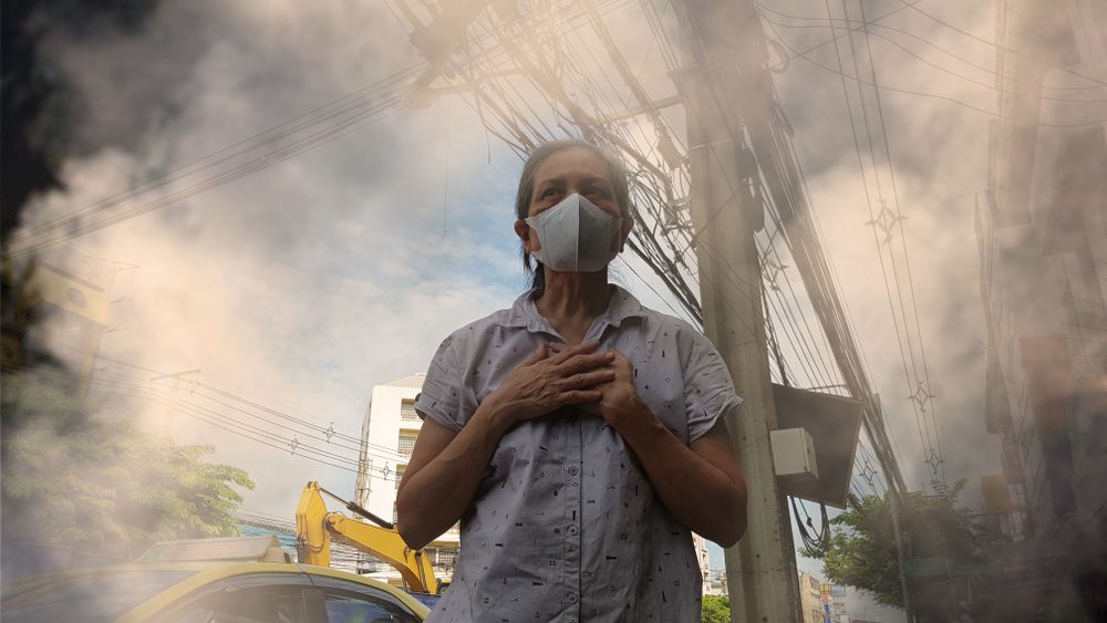 Old,Woman,Wearing,Mask,For,Protect,Air,Pollution,(pm2.5),In
