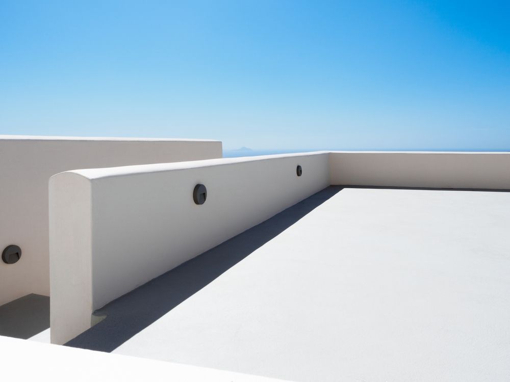 White,Painted,Rooftop,With,Blue,Sky,On,Santorini,,Greece