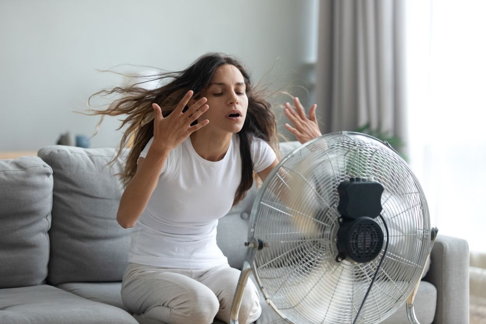 pünkösd,hőség,nő,legyezi,magát,ventilátor,In,Living,Room,Without,Air-conditioner,Tired,From,Summer,Heat,Young
