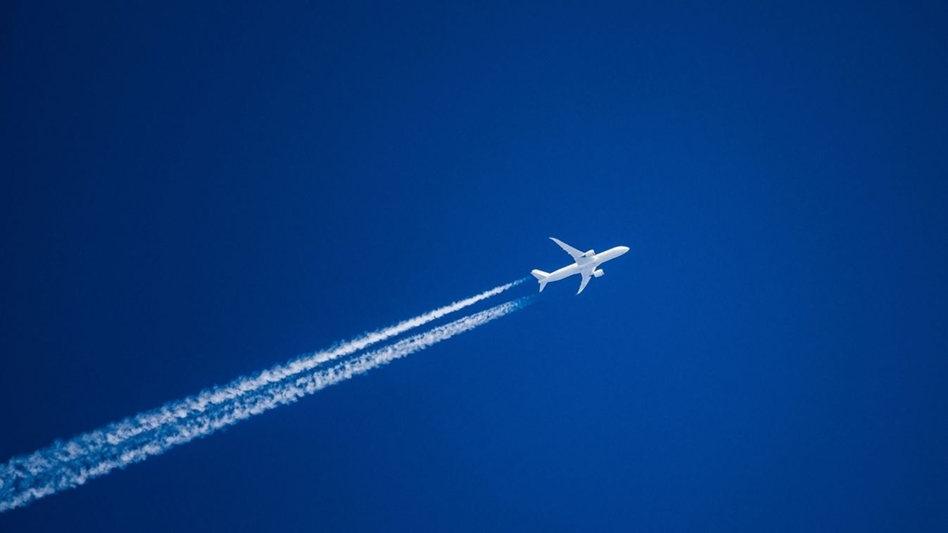 Sharp,Telephoto,Close-up,Of,Jet,Plane,Aircraft,With,Contrails,Cruising