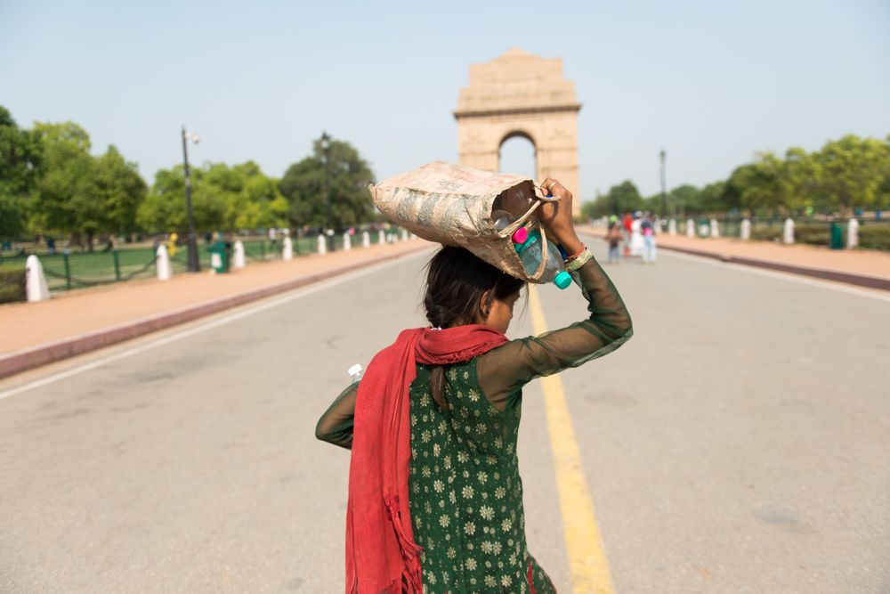 New,Delhi,,India,-,April,28,2016,,,Girl,Carrying