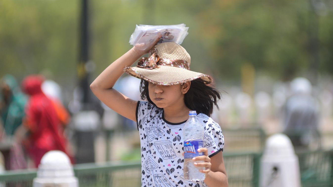 New,Delhi/india,-,06/11/2019:,A,Girl,Wearing,A,Hat,On