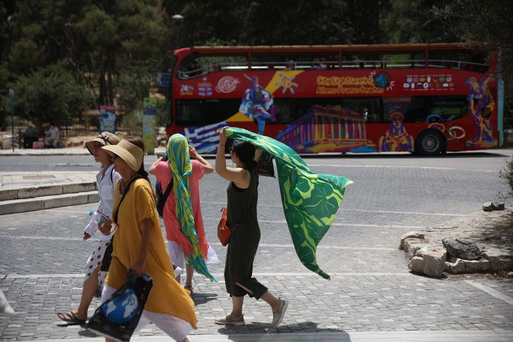 Athén,Görögország,turisták,sétálnak,kendőkkel,védekezve,a,hőség,ellen