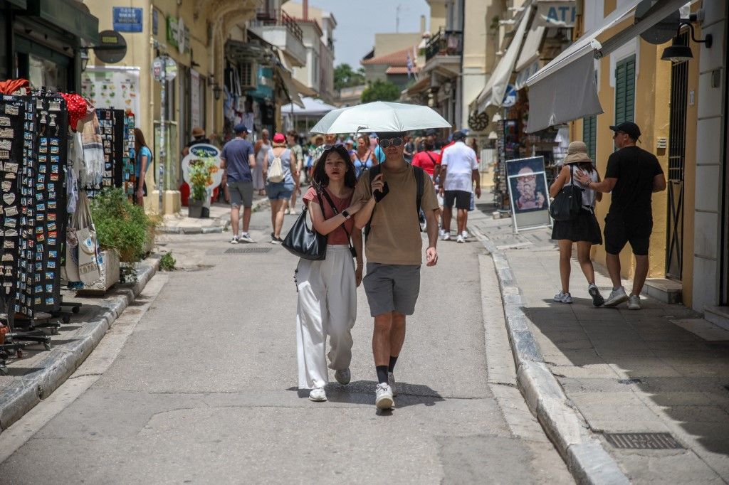 Athén,Görögország,turisták,sétálnak,napernyővel,védekezve,a,napsütés,ellen