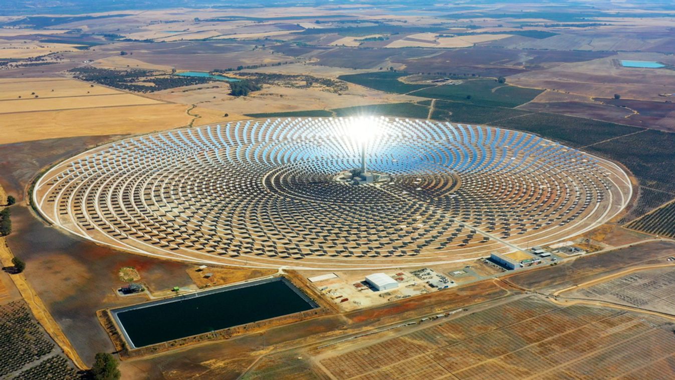 Aerial,View,Of,A,Large,Solar,Thermal,Plant,Uses,Mirrors