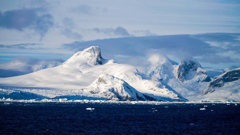 Freezing,Cold,Mountain,And,Ice,Berg,Landscapes,At,The,Lemaire