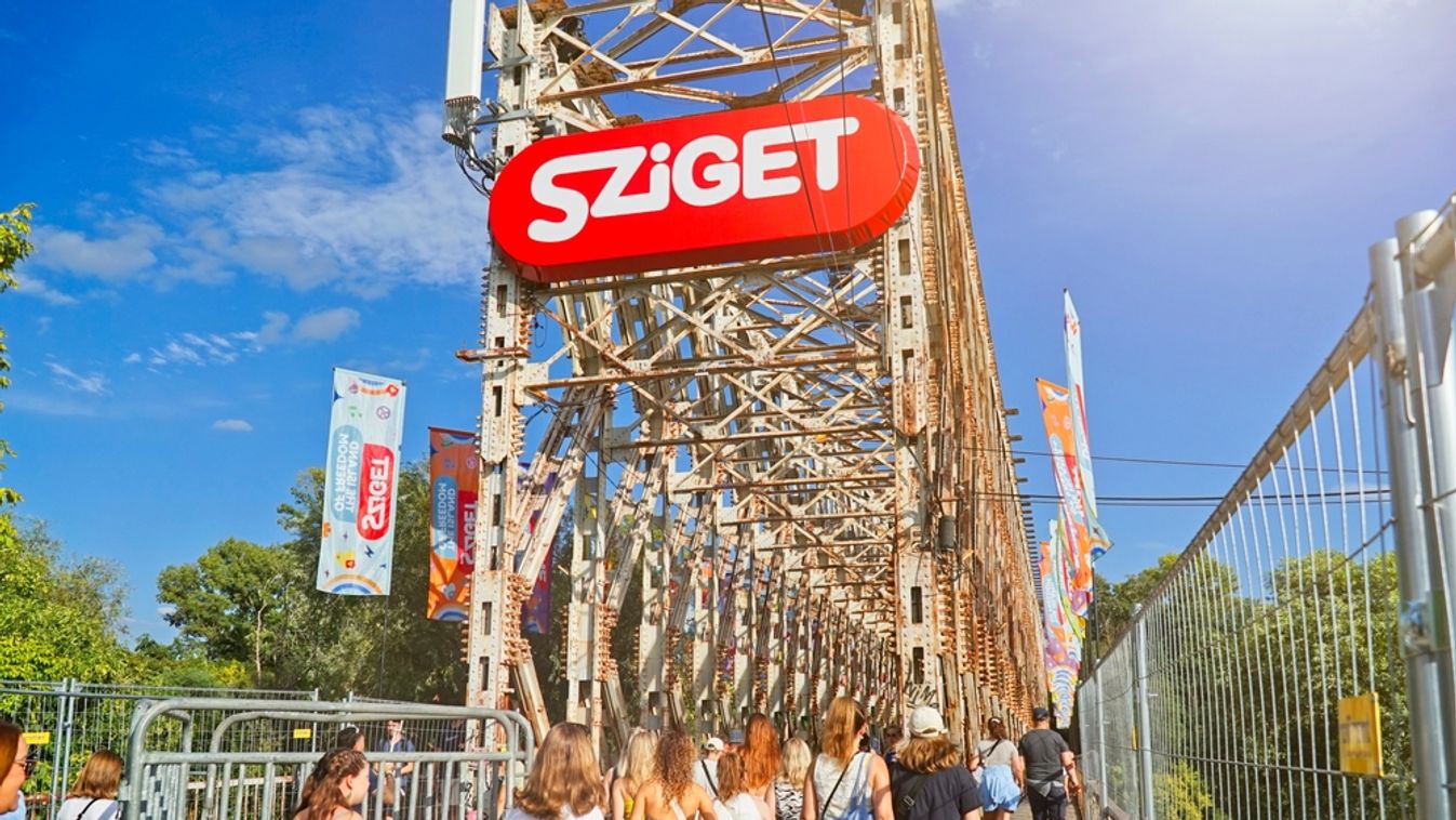 Budapest,,Hungary,-,Aug,7,,2024:,People,Entering,The,Sziget