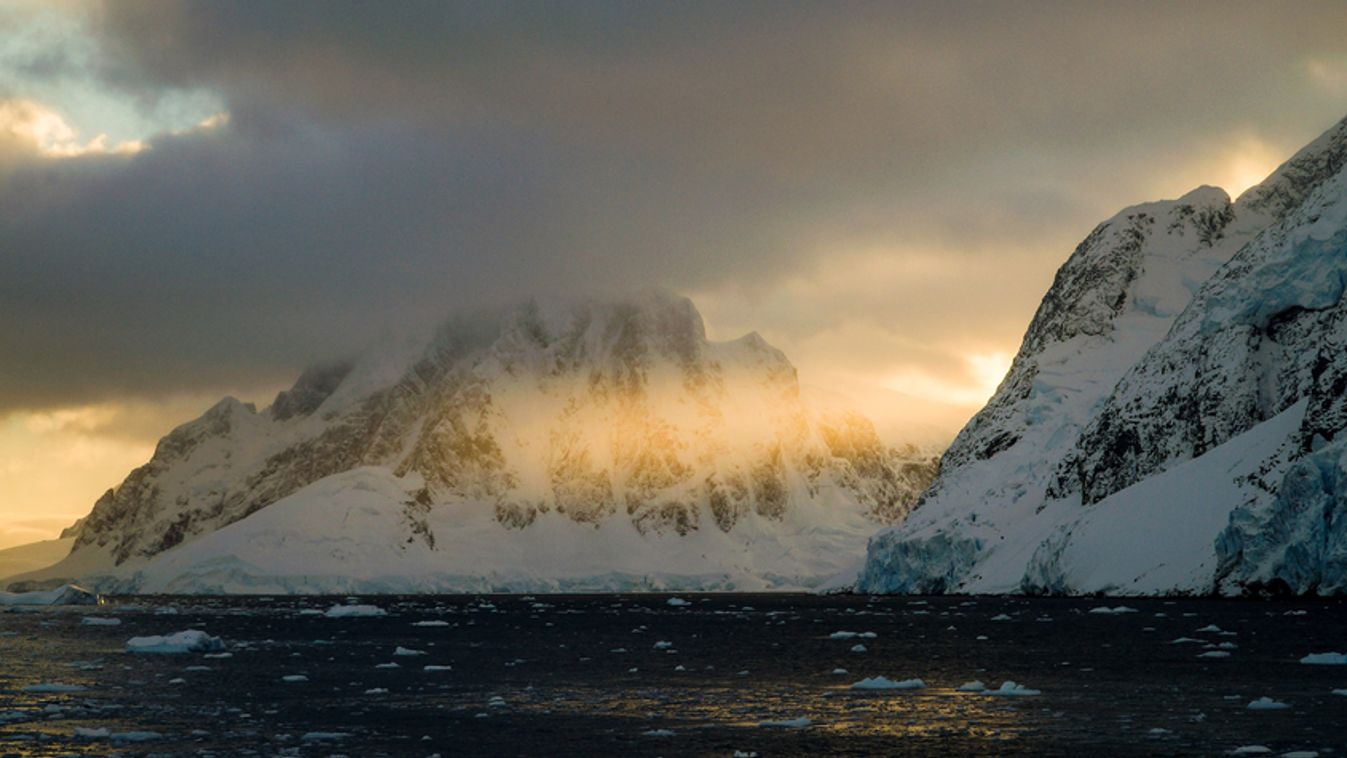 Freezing,Cold,Mountain,And,Ice,Berg,Landscapes,During,Sunrise,At