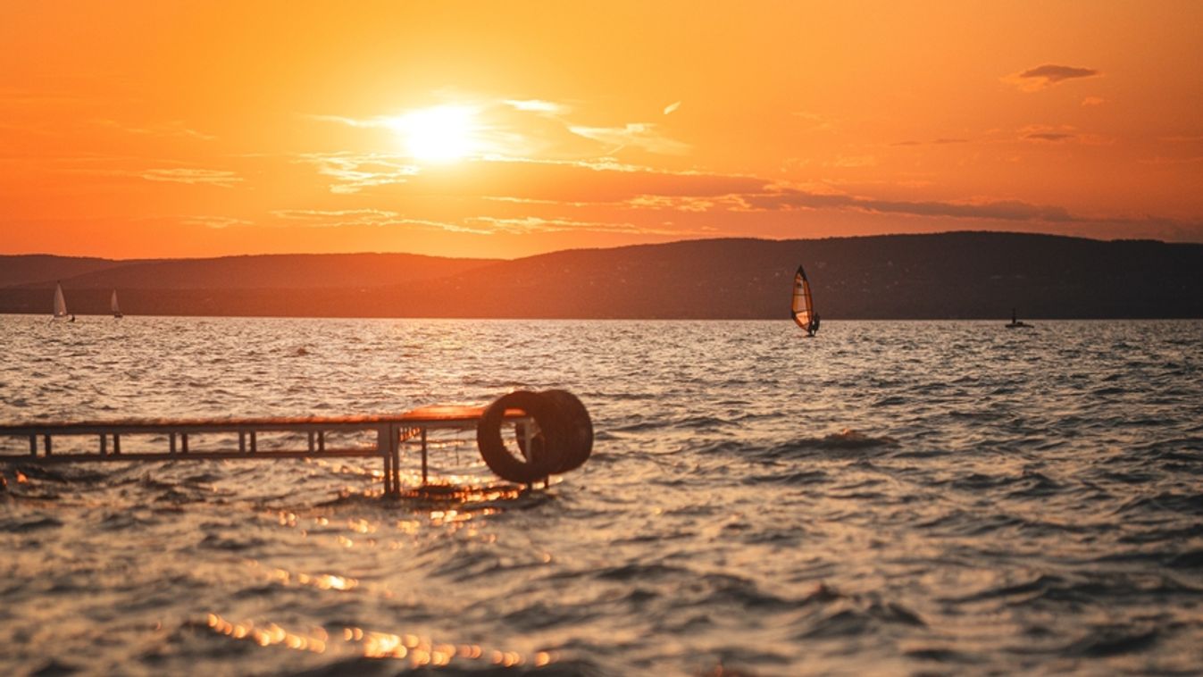 Amazing,Sunset,Over,Lake,Balaton,In,Summer