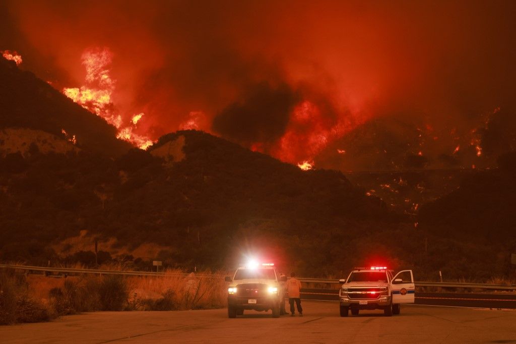 Los Angeles közeklében, tűz, autók, úton