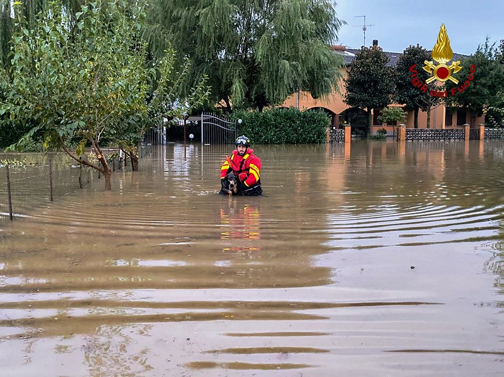 Emilia Romagna víz alatt, ember megy előre a vízben