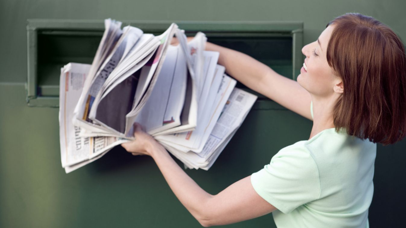 A,Mid-adult,Woman,Recycling,Paper