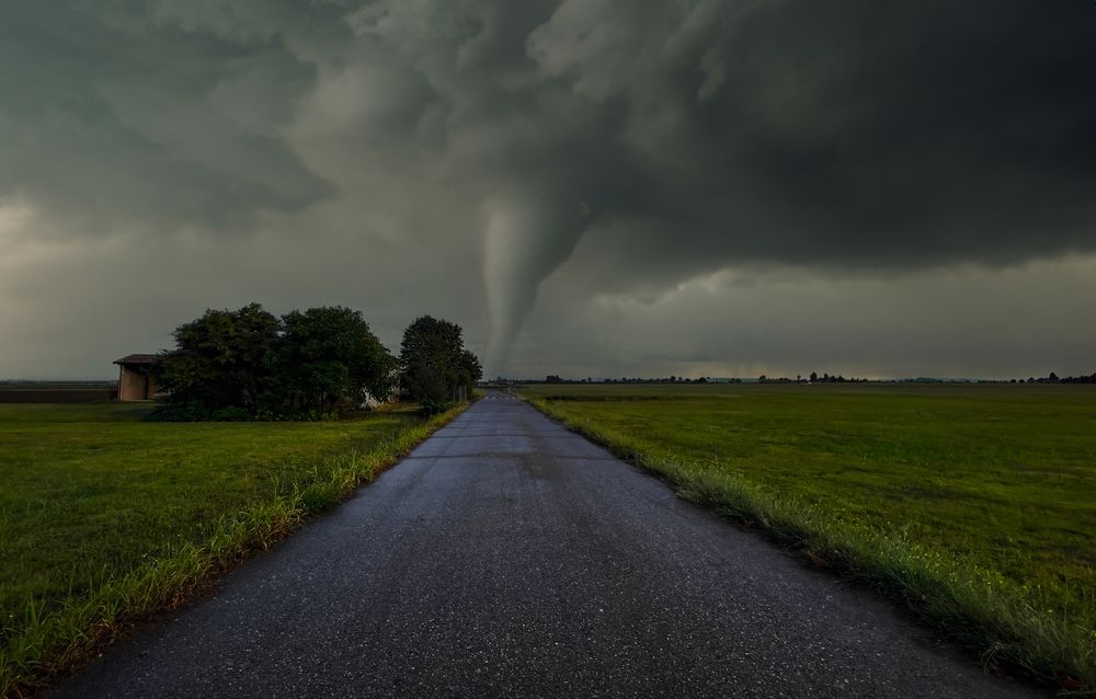 tornádó, kavargó légoszlop a mezőn