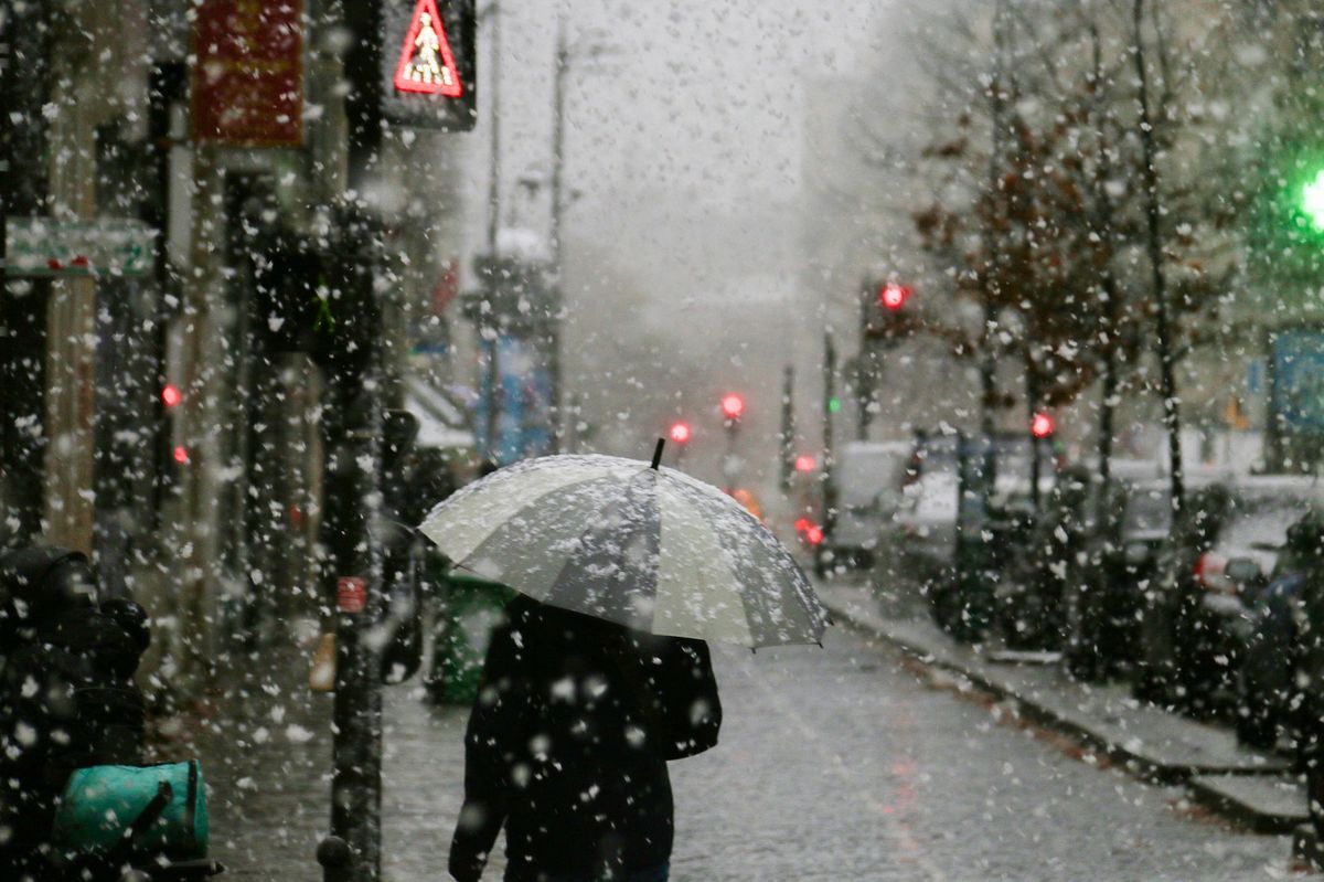 FRANCE-WEATHER-PARIS-CAETANO-SNOW