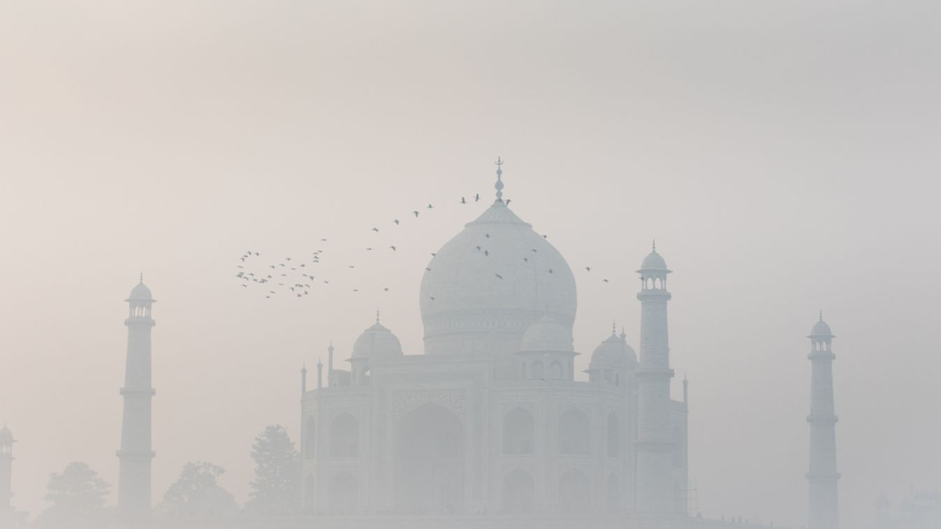 Taj,Mahal,In,The,Big,Smog,Agra,Town,India