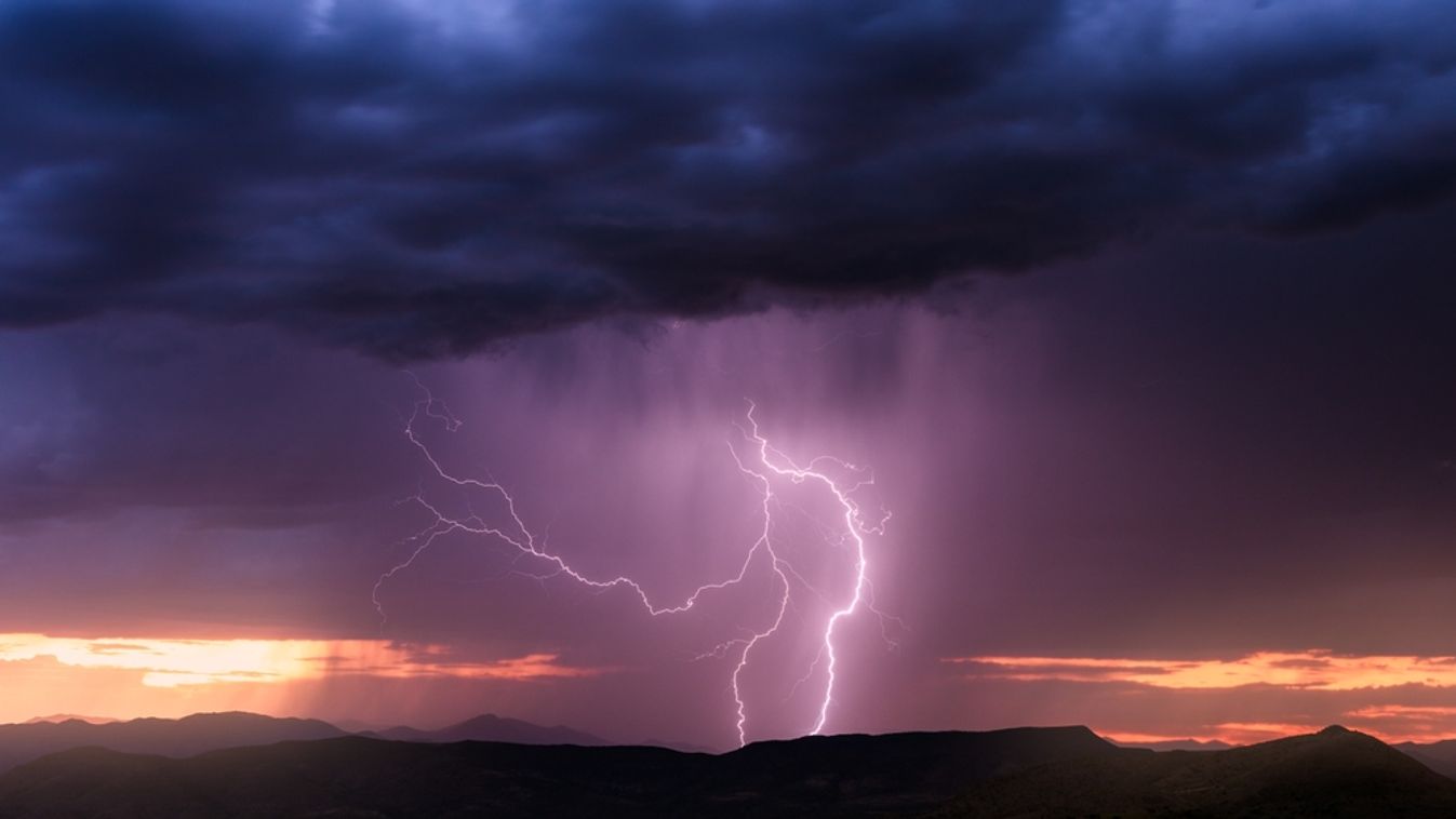 Dramatic,Sunset,Lightning,Strike,From,A,Thunderstorm,In,Arizona