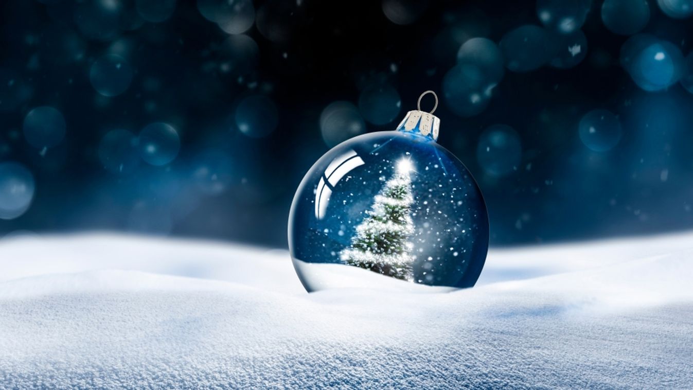 Transparent,Glass,Christmas,Ball,In,Snow