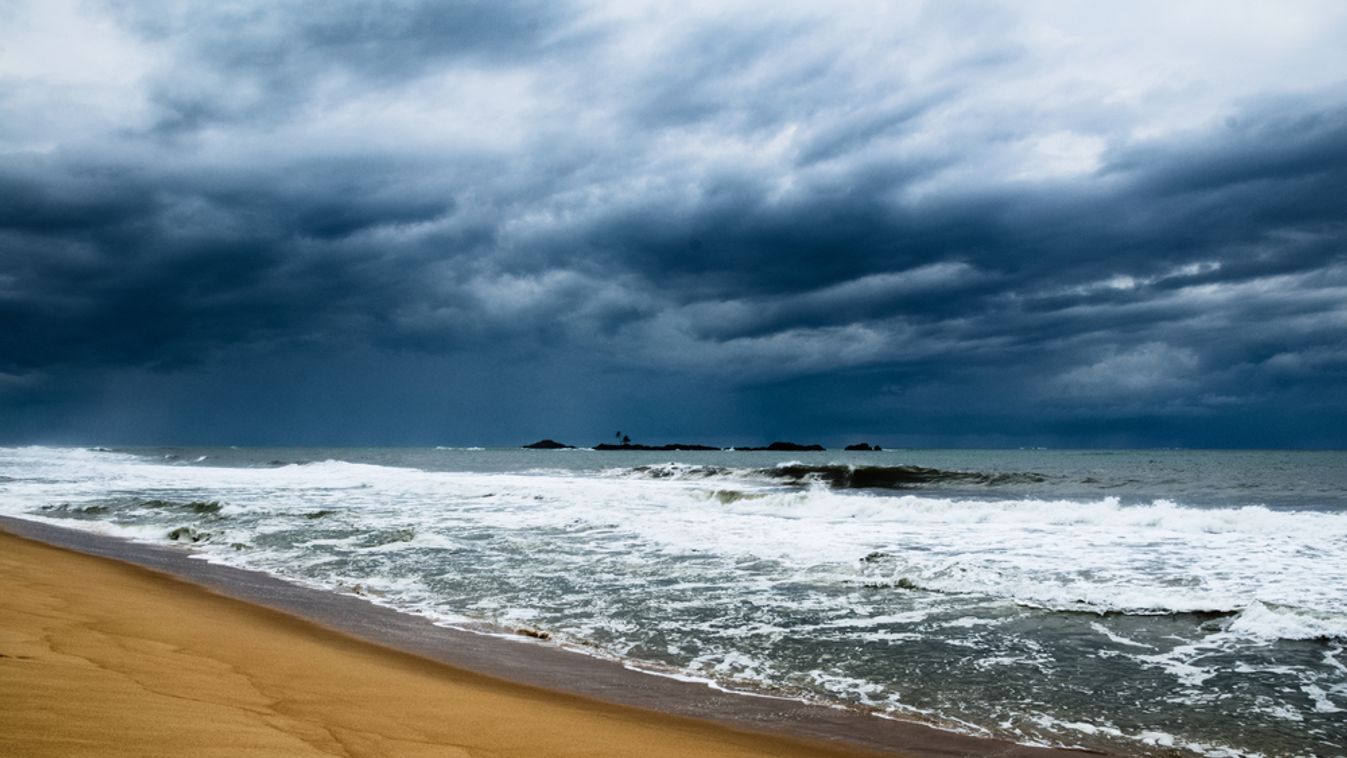 Stormy,Weather,With,Dramatic,Clouds,At,An,Empty,Beach,In