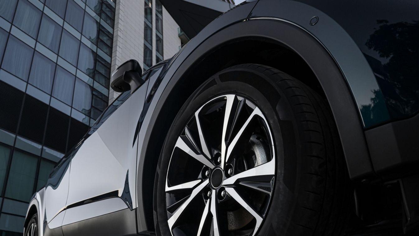 Car,Showroom.,Aluminum,Wheel,With,Tire.,Automobile,Wheel,Tire.,Aluminium