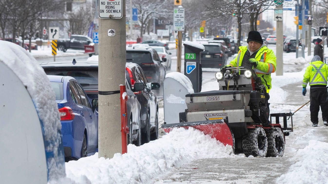 CANADA-WEATHER-SNOWFALL