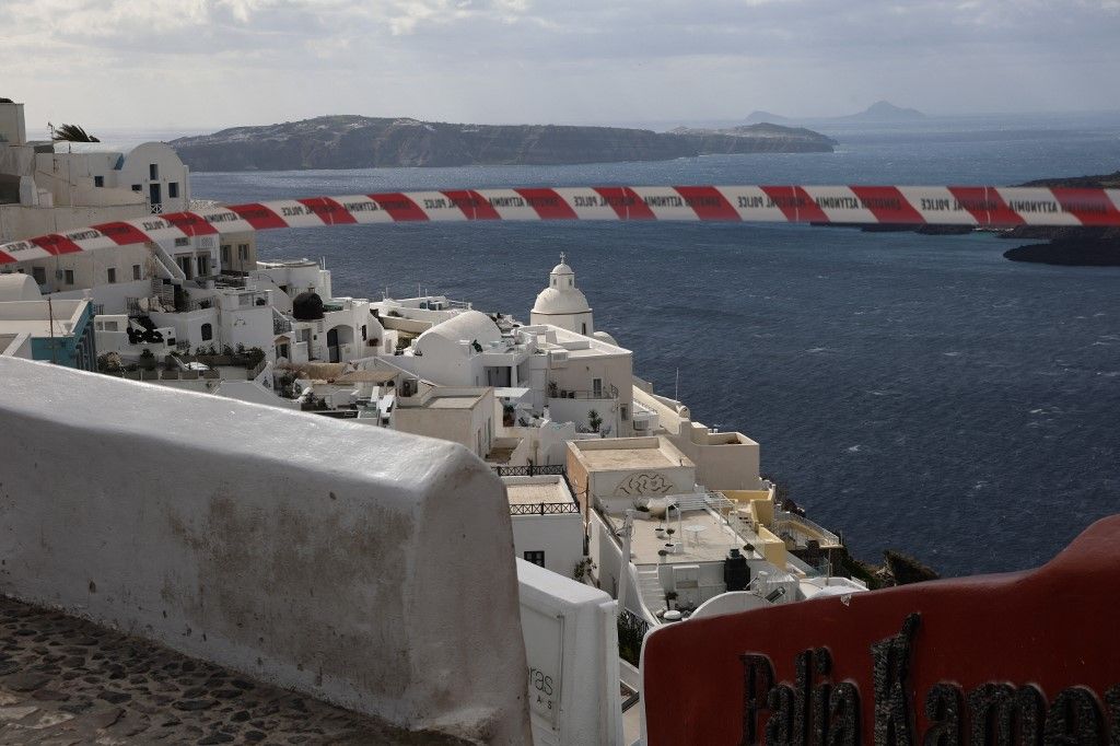 Fleeing Santorini: Tremors shake the island amid growing earthquake fears