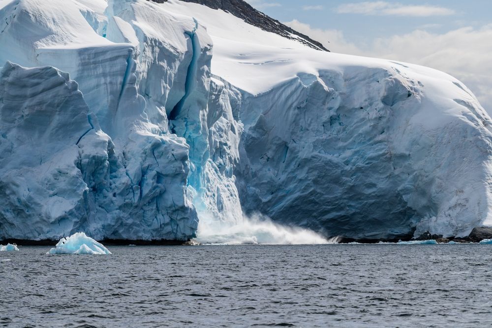 Telephoto,Of,A,Giant,Chunk,Of,Ice,Calving,Off,An