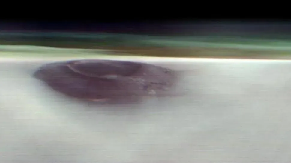 Mars Odyssey űrszondája lenyűgöző felvételt készített a Mars ősi vulkánjáról, az Arsia Monsról, miközben a bolygó légkörét tanulmányozta – a képen zöldes ködfátyolként látható a marsi atmoszféra.