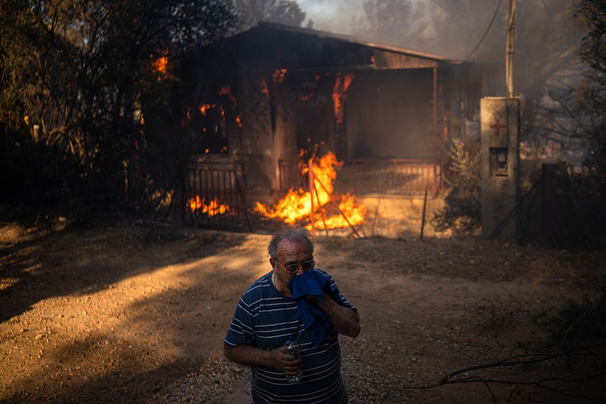 Grèce: des habitants et touristes évacués en Crète en raison d'un violent incendie