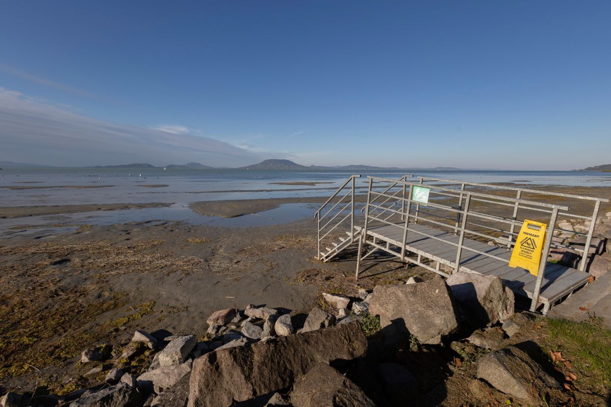 Kilátszik a meder Balatonfenyvesen