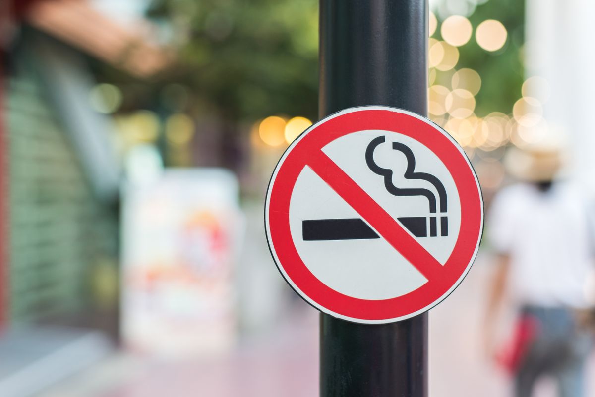 dohányzást tiltó tábla, betiltanák a cigarettafiletereket