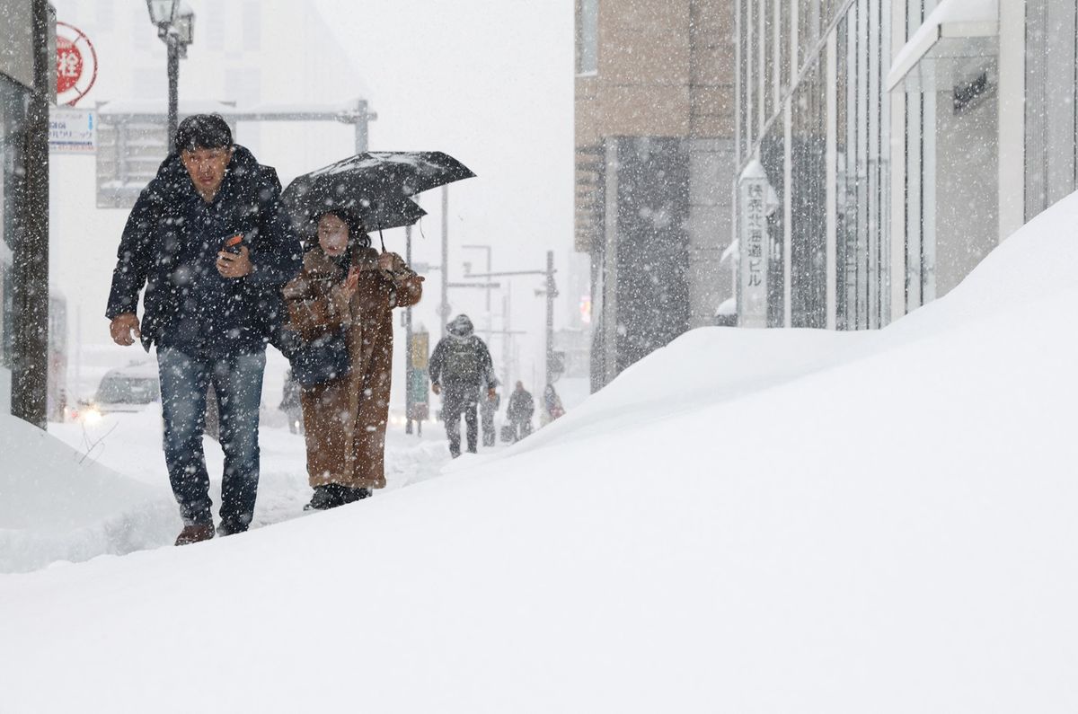 Japán pár sétál a hóviharban, Sapporo városában 2026 január 25-én.