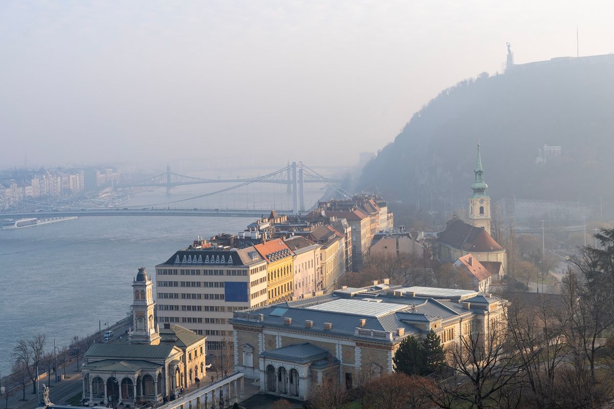 Ködös keddi időjárás várható, budapesti ködös panoráma, Erzsébet és Szabadság híddal, Citadellával.