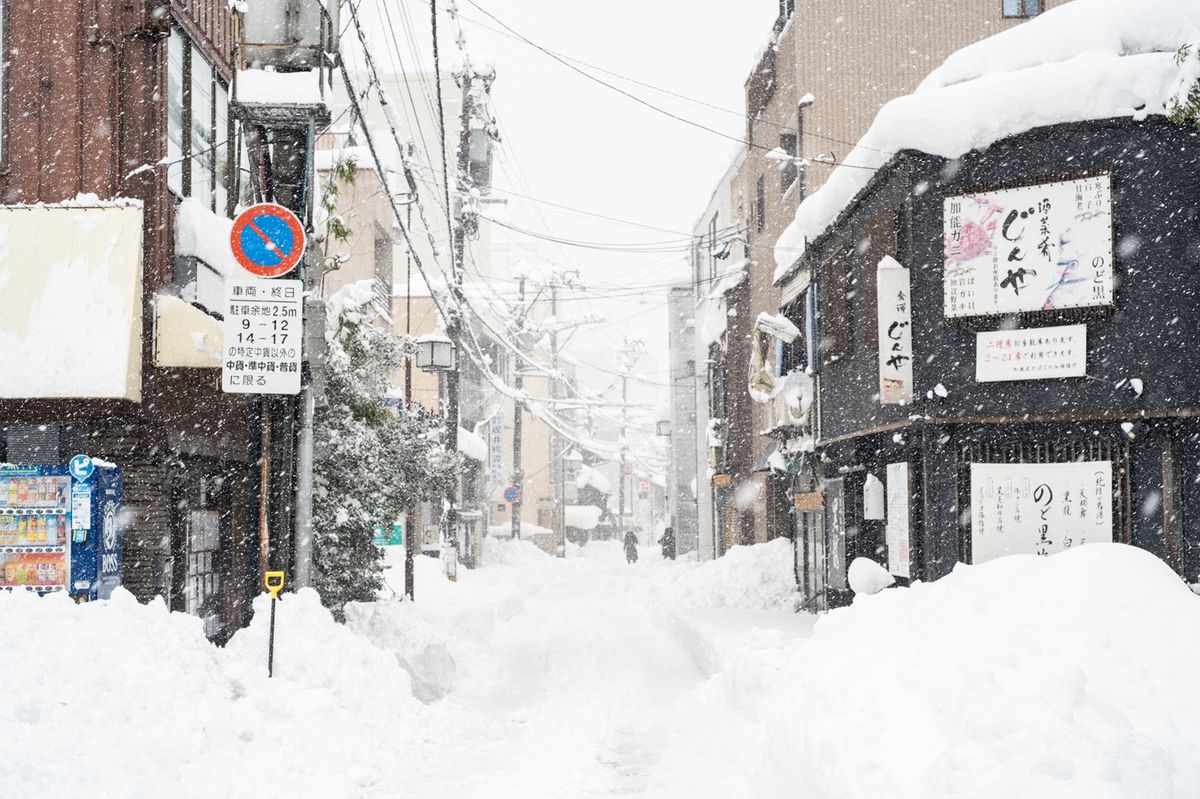 Kanazawa (Ishikawa prefektúra) behavazott utcái.