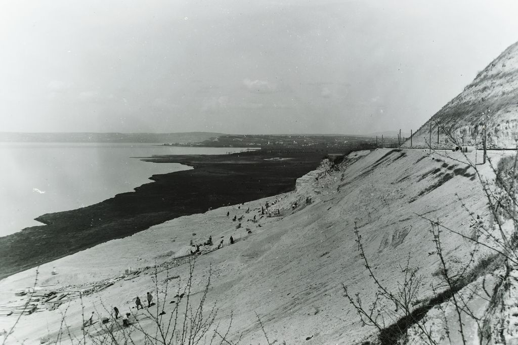 Balatonkenese, Balatonakarattya 1914-ben, amelyen a települések közötti munkálat látható, melynek célja támfal megerősítése. 