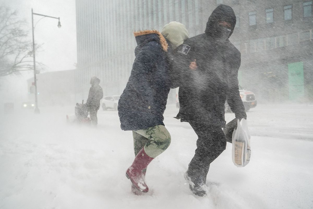 Két New York-i, brooklyni lakos gyalogol a hóviharban, 2026 januárjában.