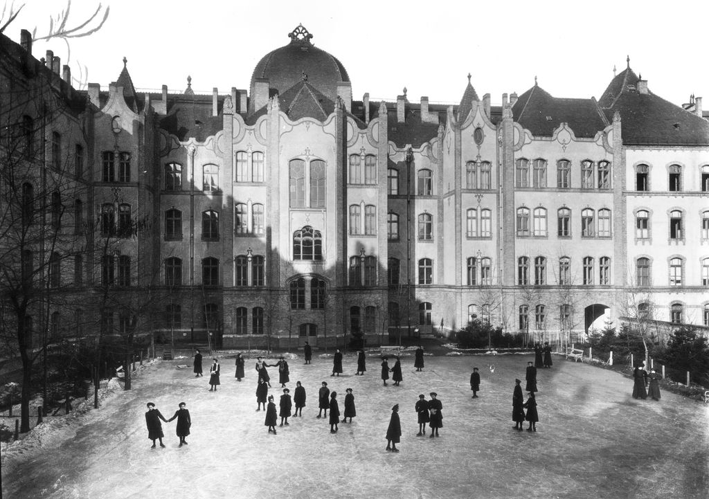 Budapest XIV. kerülete, az Ajtósi Dürer sor 1905-ben, amelyen az Erzsébet Nőiskola későbbi Teleki Blanka Gimnázium látható. 