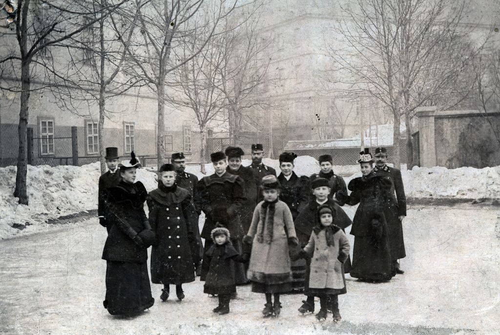 Budapest V. kerülete 1900-ban, az Újépület déli külső udvara – A kaszárnya és börtön épületét 1897-ben lebontották, ahol ma a Szabadság tér található. 
