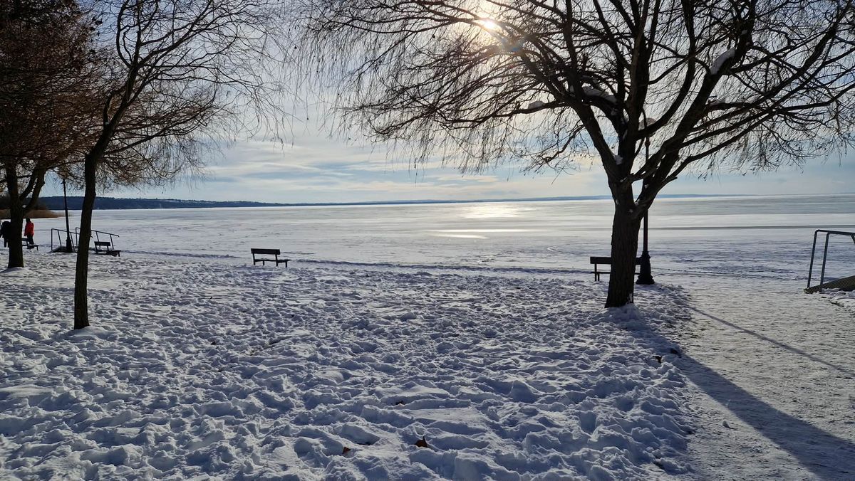 Befagyott a Balaton, de nem mindenhol biztonságos a jégre menni