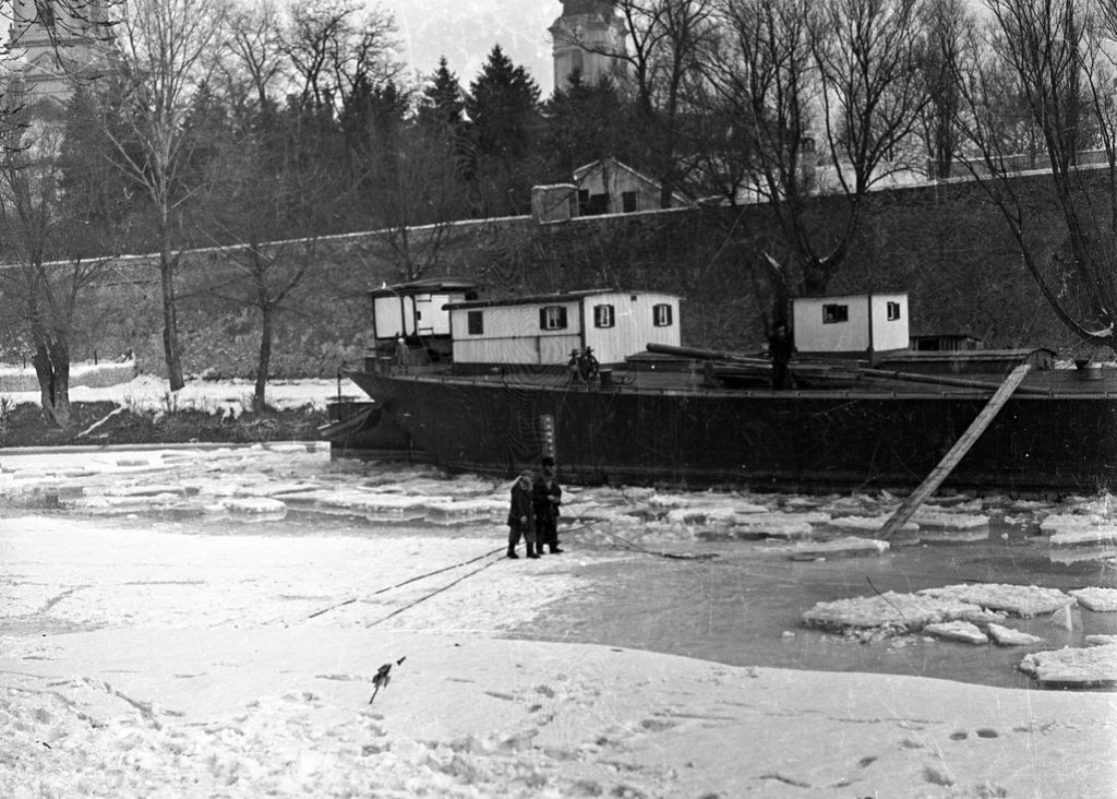 Győr 1913-ban – A képen a Püspökvár látható a Radó-szigetről nézve.