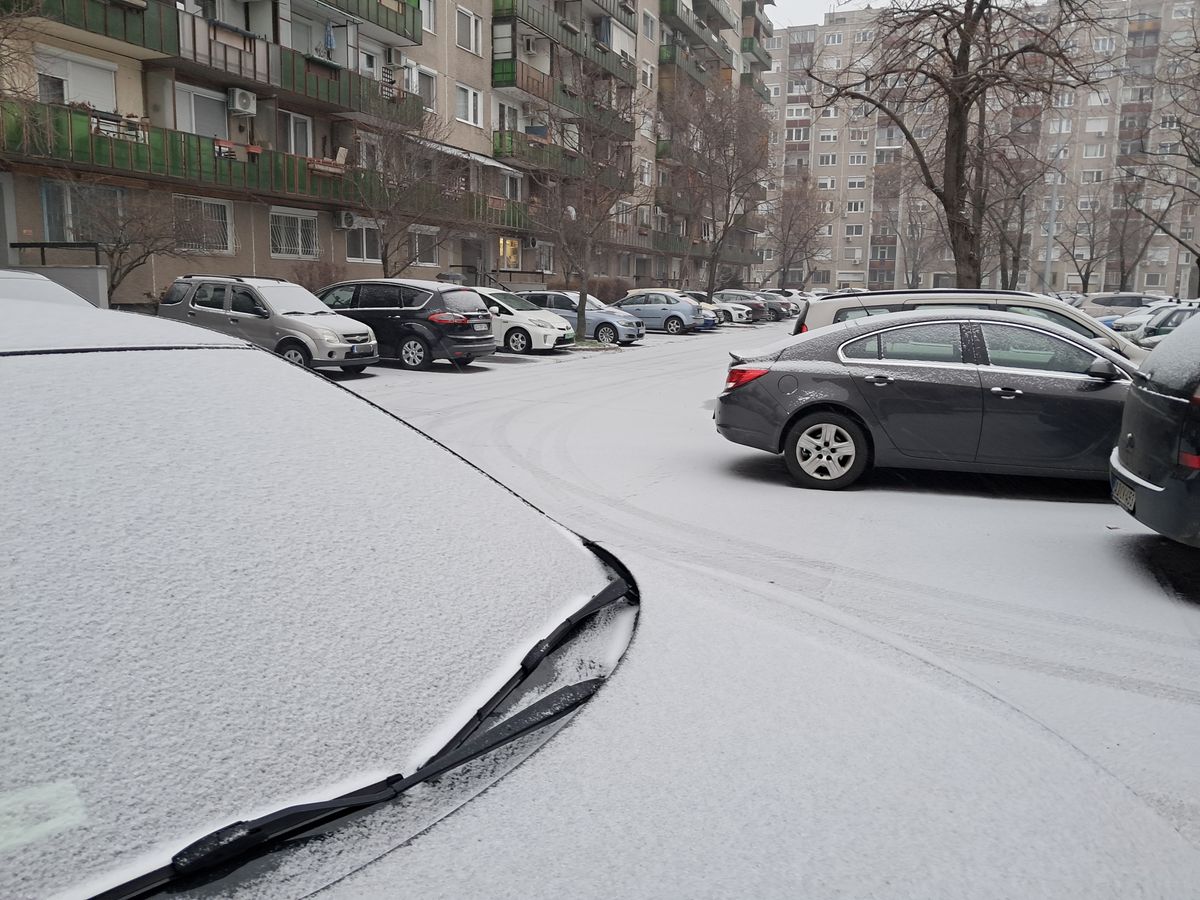 Újpesten, az autókon is látható a hó mennyisége
