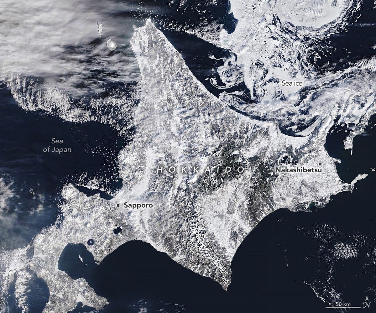 A látványos műholdképen látszik, hogy egész Japán fehérbe borult